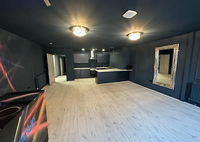 Unique City Centre Dj Apartment - Sleeps 20