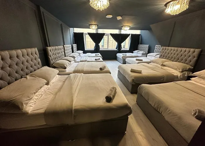 Unique City Centre Dj Apartment - Sleeps 20