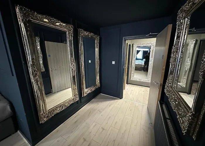 Unique City Centre Dj Apartment - Sleeps 20