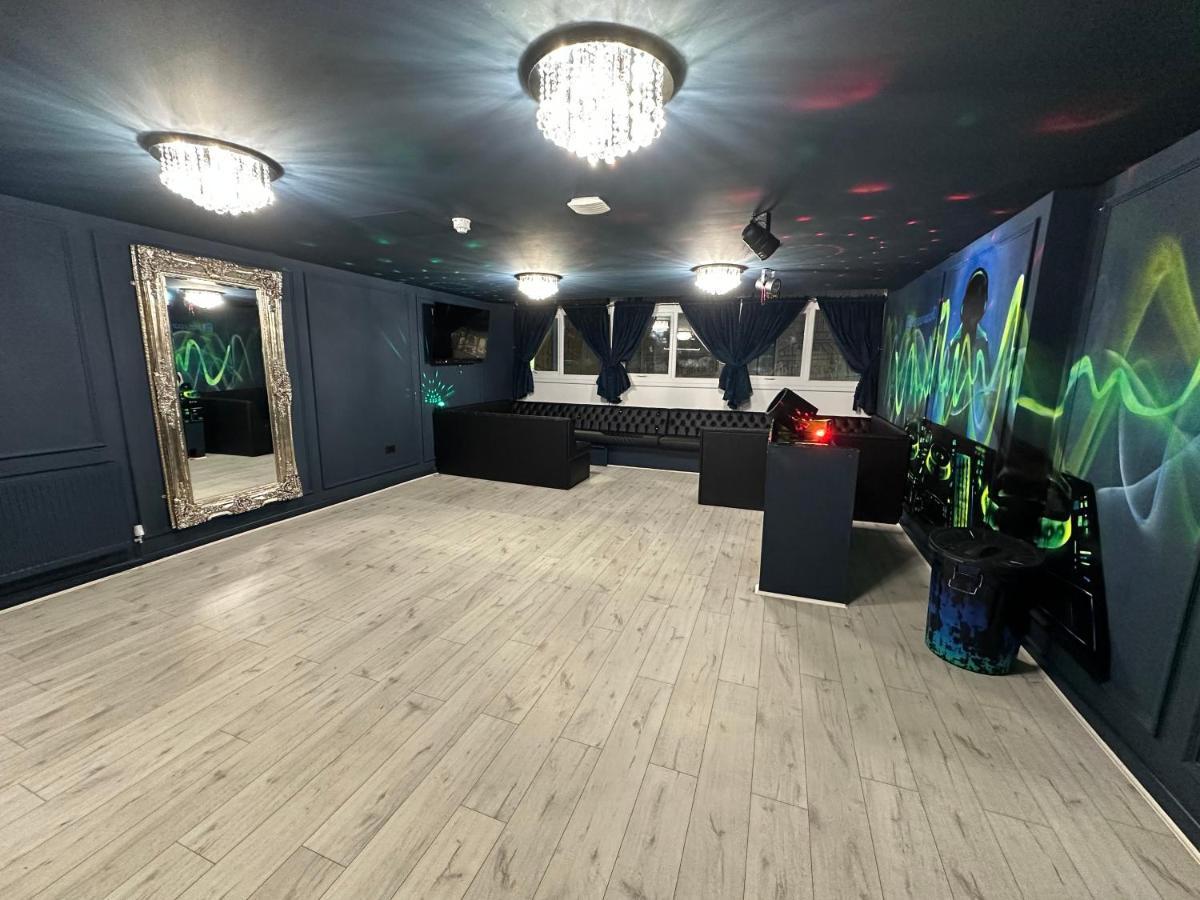 Unique Centre Dj - Sleeps 20 *